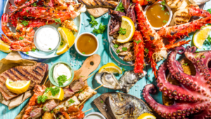 Różnorodne owoce i warzywa układane na stoisku rynkowym, w tym egzotyczne i świeże