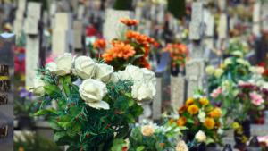 Sztuczne kwiaty na cmentarz